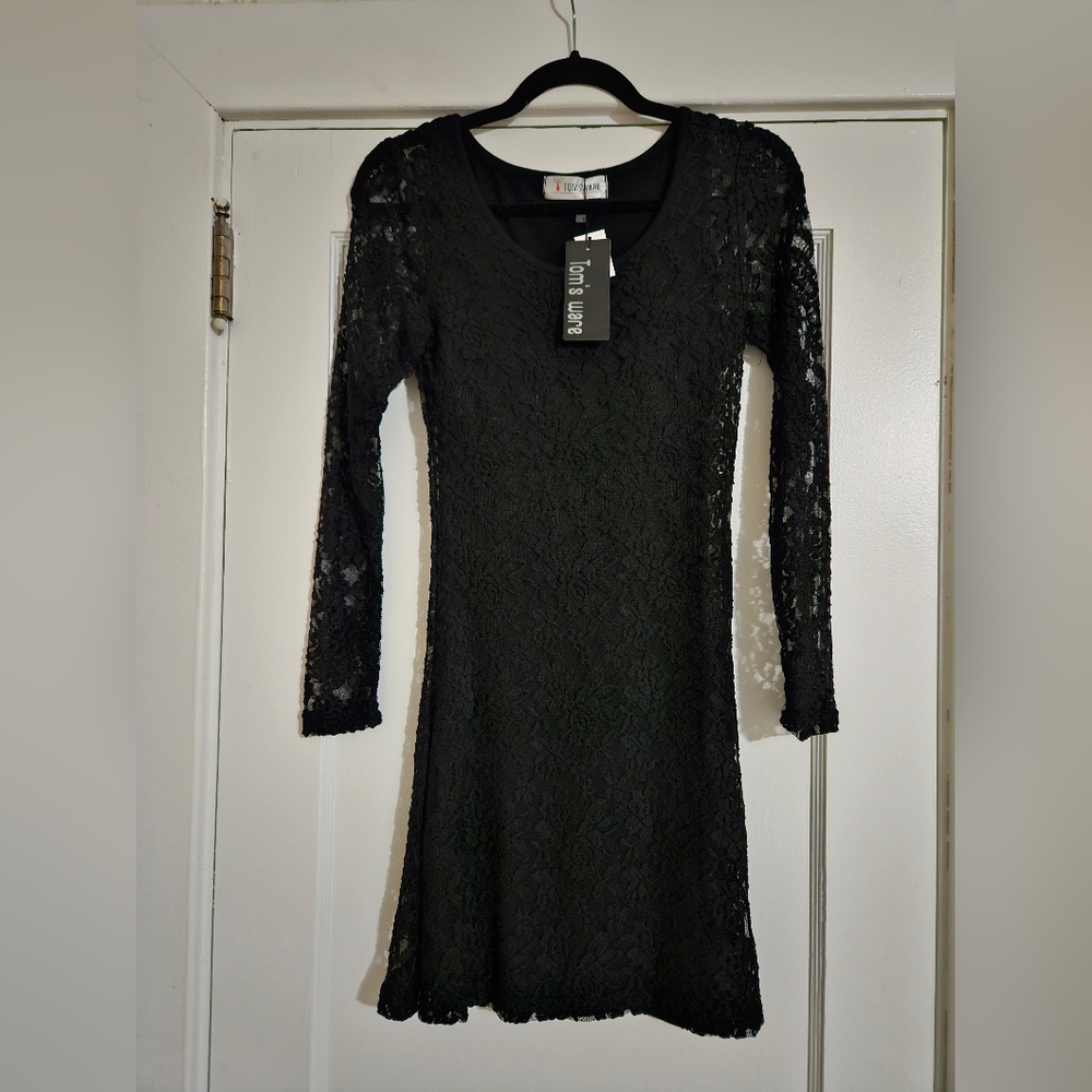 NWT Blk Lace Lined Dress with Shear long Sleeves. Fitted. Size 2
